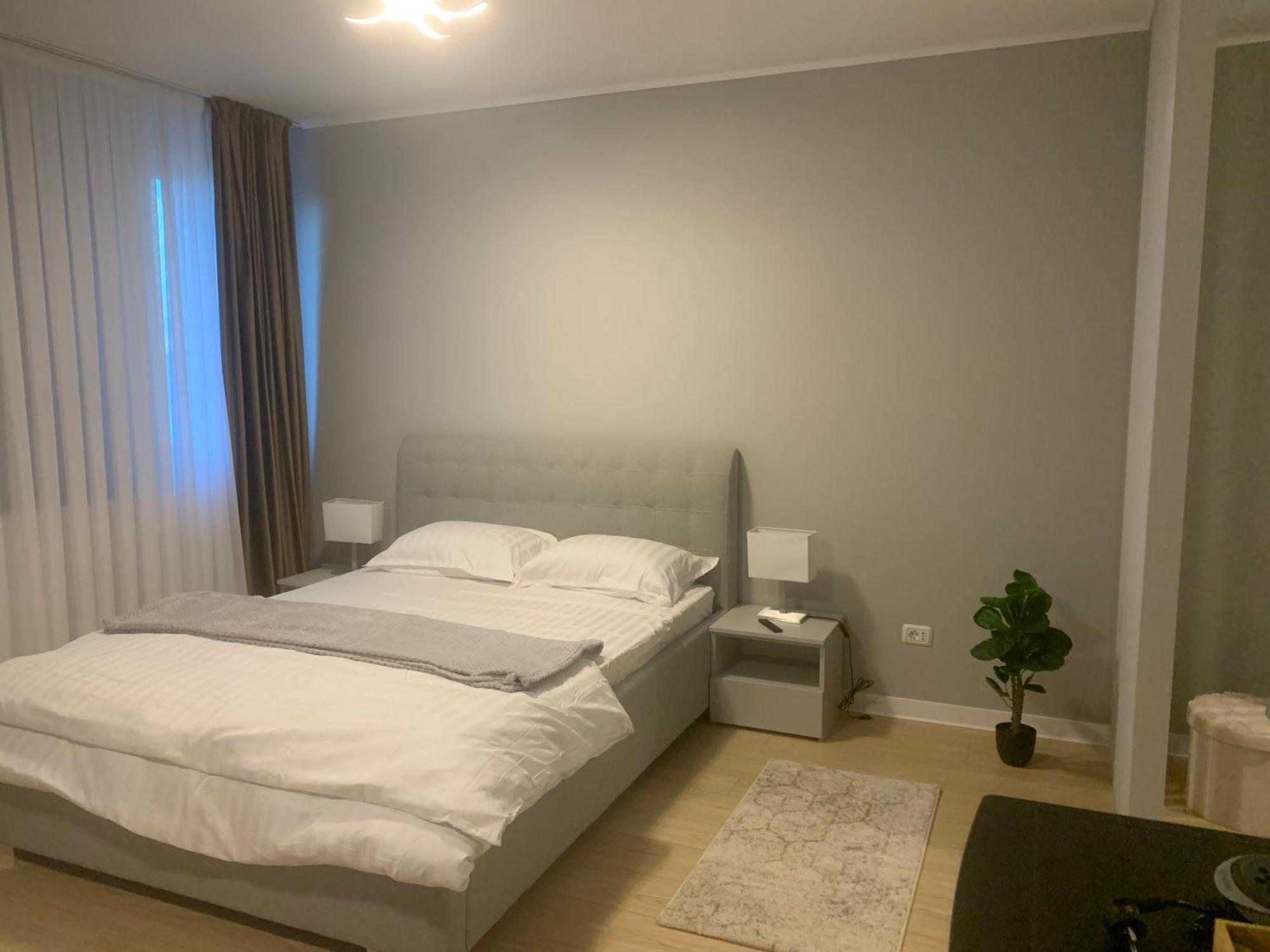 Em04- Studio Premium Târgu Jiu Екстериор снимка